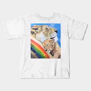 Love between mother and baby lion Kids T-Shirt
